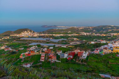 Las Palmas, Kanarya Adaları 'na uzanan Gran Canaria kıyı şeridinin gün batımı manzarası, İspanya.