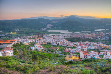 İspanya, Kanarya Adaları, Gran Kanarya 'daki Arucas kasabasının günbatımı manzarası.