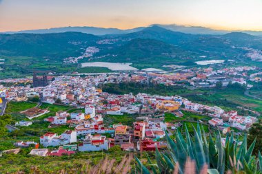 İspanya, Kanarya Adaları, Gran Kanarya 'daki Arucas kasabasının günbatımı manzarası.