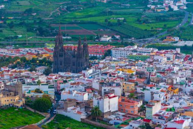 İspanya, Kanarya Adaları, Gran Kanarya 'daki Arucas kasabasının günbatımı manzarası.