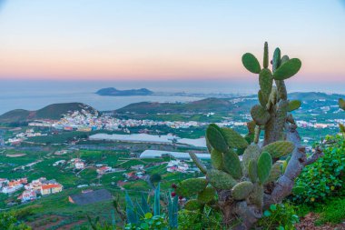 Las Palmas, Kanarya Adaları 'na uzanan Gran Canaria kıyı şeridinin gün batımı manzarası, İspanya.