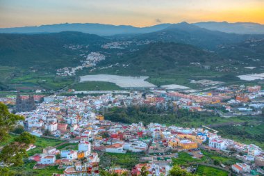 İspanya, Kanarya Adaları, Gran Kanarya 'daki Arucas kasabasının günbatımı manzarası.