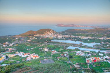 Las Palmas, Kanarya Adaları 'na uzanan Gran Canaria kıyı şeridinin gün batımı manzarası, İspanya.