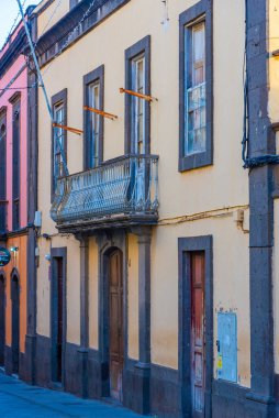 Eski Arucas, Gran Canaria, Kanarya Adaları 'ndaki Dar Sokak, İspanya.