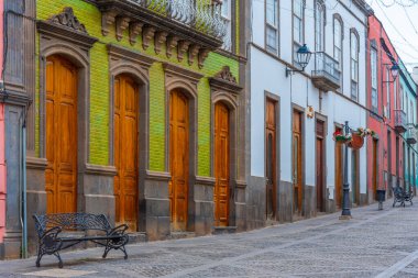 Teror 'un ana caddesindeki geleneksel evler Gran Canaria, Kanarya Adaları, İspanya.