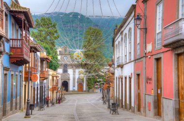 Bazilika Nuestra Senora del Pino ve İspanya 'nın Kanarya Adaları' ndaki Teror 'un ana caddesindeki geleneksel evler..