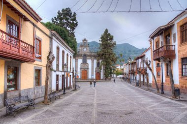 Bazilika Nuestra Senora del Pino ve İspanya 'nın Kanarya Adaları' ndaki Teror 'un ana caddesindeki geleneksel evler..