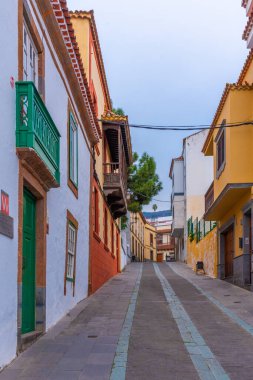 Teror 'un ana caddesindeki geleneksel evler Gran Canaria, Kanarya Adaları, İspanya.