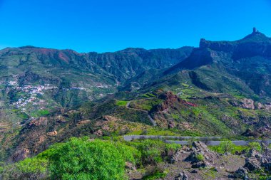 Gran Kanarya Adaları 'ndaki Tejeda köyüne bakan Roque Nublo, İspanya.