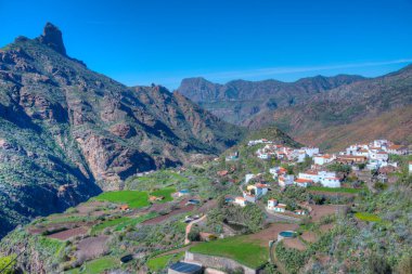Gran Kanarya Adaları 'ndaki Tejeda köyüne bakan Roque Bentayga, İspanya.
