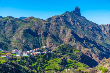 Gran Kanarya Adaları 'ndaki Tejeda köyüne bakan Roque Bentayga, İspanya.