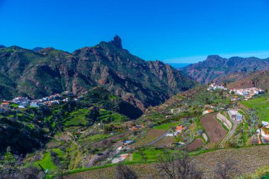 Gran Kanarya Adaları 'ndaki Tejeda köyüne bakan Roque Bentayga, İspanya.