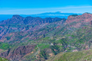 Pico de Teide, İspanya 'nın Kanarya Adaları, Gran Kanaryası' nın dağlık arazisinin arkasında görüldü..