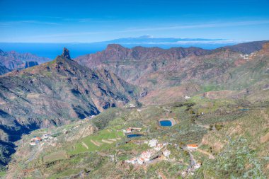 Pico de Teide, İspanya 'nın Kanarya Adaları, Gran Kanaryası' nın dağlık arazisinin arkasında görüldü..