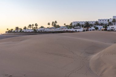 Maspalomas, Gran Kanarya, Kanarya Adaları, İspanya 'da kum tepeleri üzerinde gün batımı.