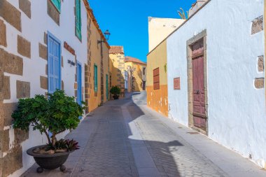 İspanya 'nın Kanarya Adaları' ndaki Gran Kanarya 'daki Temisas köyündeki White Caddesi..