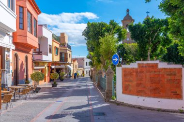 Aguimes, İspanya, 17 Ocak 2021: Eski Aguimes kasabasındaki renkli cadde, Gran Canaria, Kanarya Adaları, İspanya.