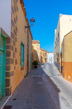 Eski Aguimes, Gran Canaria, Kanarya Adaları 'ndaki renkli cadde, İspanya.