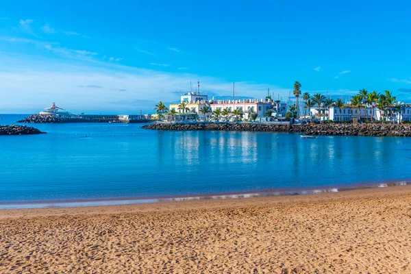 Ηλιόλουστη Μέρα Μια Παραλία Στο Puerto Mogan Στο Gran Canaria — Φωτογραφία Αρχείου
