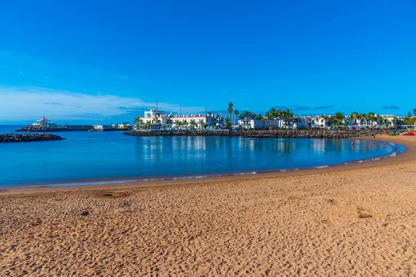 Ηλιόλουστη Μέρα Μια Παραλία Στο Puerto Mogan Στο Gran Canaria — Φωτογραφία Αρχείου