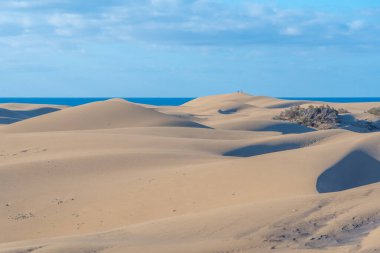 Maspalomas, Gran Kanarya, Kanarya Adaları, İspanya 'da kum tepeleri üzerinde gün doğumu.