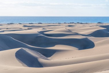 Maspalomas, Gran Kanarya, Kanarya Adaları, İspanya 'da kum tepeleri üzerinde gün doğumu.