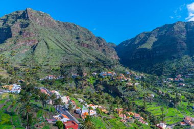 İspanya, Kanarya Adaları, La Gomera 'daki Valle Gran Rey Vadisi' nin havadan görünüşü.