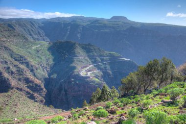 İspanya 'nın Kanarya Adaları, La Gomera' daki Barranco de Arure 'den geçen yolda bir tünel var..