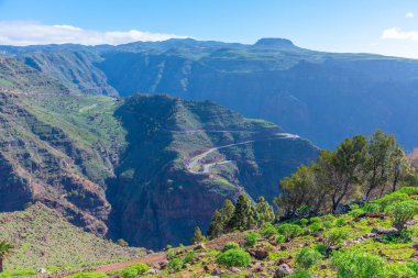 İspanya 'nın Kanarya Adaları, La Gomera' daki Barranco de Arure 'den geçen yolda bir tünel var..