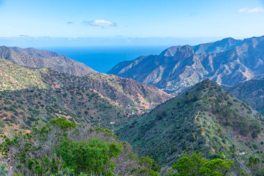 La Gomera 'nın dağlık kıyı şeridi, Kanarya Adaları, İspanya.
