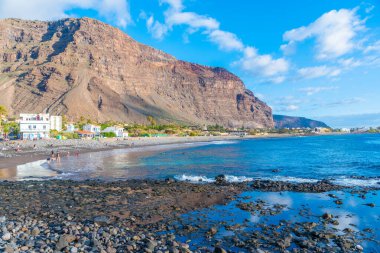 İspanya, La Gomera 'daki Valle Gran Rey plajında güneşli bir gün..