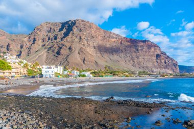 İspanya, La Gomera 'daki Valle Gran Rey plajında güneşli bir gün..
