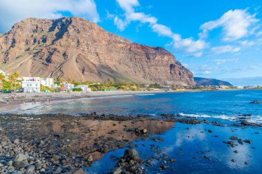 İspanya, La Gomera 'daki Valle Gran Rey plajında güneşli bir gün..