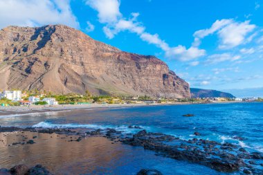 İspanya, La Gomera 'daki Valle Gran Rey plajında güneşli bir gün..