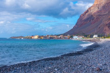 İspanya, La Gomera 'daki Valle Gran Rey plajında güneşli bir gün..