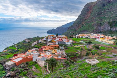 İspanya 'daki La Gomera, Kanarya Adaları' ndaki Agulo köyünün hava manzarası.