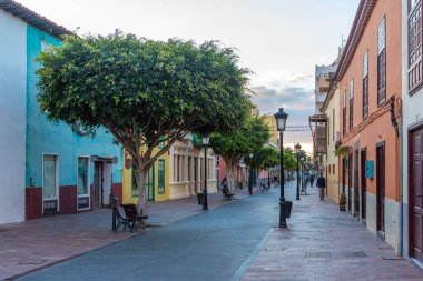 San Sebastian de la Gomera, Kanarya Adaları 'ndaki bir caddenin gündoğumu manzarası, İspanya.