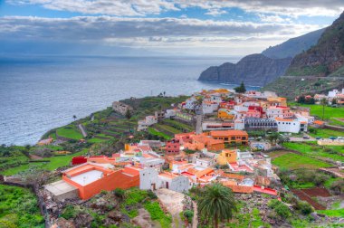 İspanya 'daki La Gomera, Kanarya Adaları' ndaki Agulo köyünün hava manzarası.