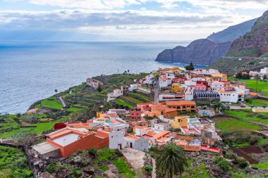 İspanya 'daki La Gomera, Kanarya Adaları' ndaki Agulo köyünün hava manzarası.