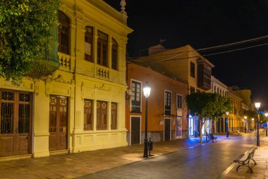 San Sebastian de la Gomera, Kanarya Adaları 'ndaki bir caddenin gece manzarası, İspanya.