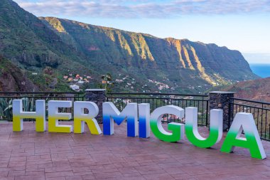 İspanya 'nın La Gomera kentindeki Vallehermoso belediyesinde Hermingua tabelası.