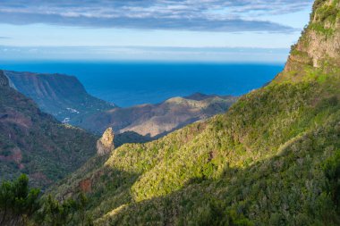 La Gomera 'nın dağlık kıyı şeridi, Kanarya Adaları, İspanya.