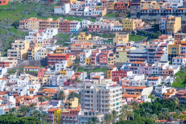 San Sebastian de La Gomera, Kanarya Adaları 'ndaki evlerin renkli cepheleri.