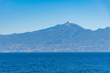 Pico de Teide yanardağının hakim olduğu Tenerife 'nin deniz manzarası, Kanarya adaları, İspanya.