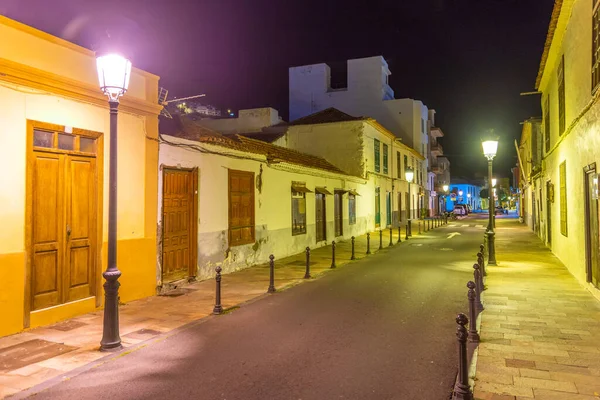 San Sebastian de la Gomera, Kanarya Adaları 'ndaki bir caddenin gece manzarası, İspanya.