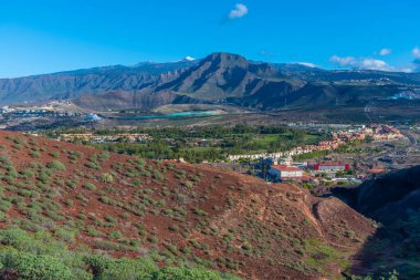 Pico de Teide Tenerife, Kanarya Adaları 'nda Montana Chayofita' nın arkasında görüldü..