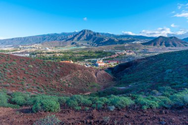 Pico de Teide Tenerife, Kanarya Adaları 'nda Montana Chayofita' nın arkasında görüldü..