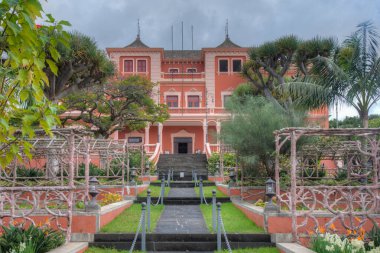Liceo de Taoro İspanya 'nın Kanarya Adaları, Tenerife şehrinde yer alan bir şehirdir..