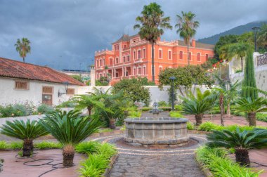 Liceo de Taoro İspanya 'nın Kanarya Adaları' ndaki La Orotava kasabasındaki Victoria bahçesinden izledi..