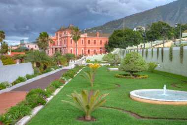 Liceo de Taoro İspanya 'nın Kanarya Adaları' ndaki La Orotava kasabasındaki Victoria bahçesinden izledi..